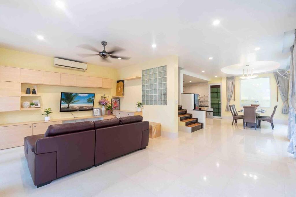 Rumah percutian Spacious 4 Bedroom Vacation Rooftop Views *