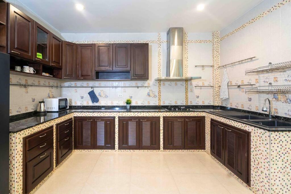 Spacious 4 Bedroom Vacation Rooftop Views