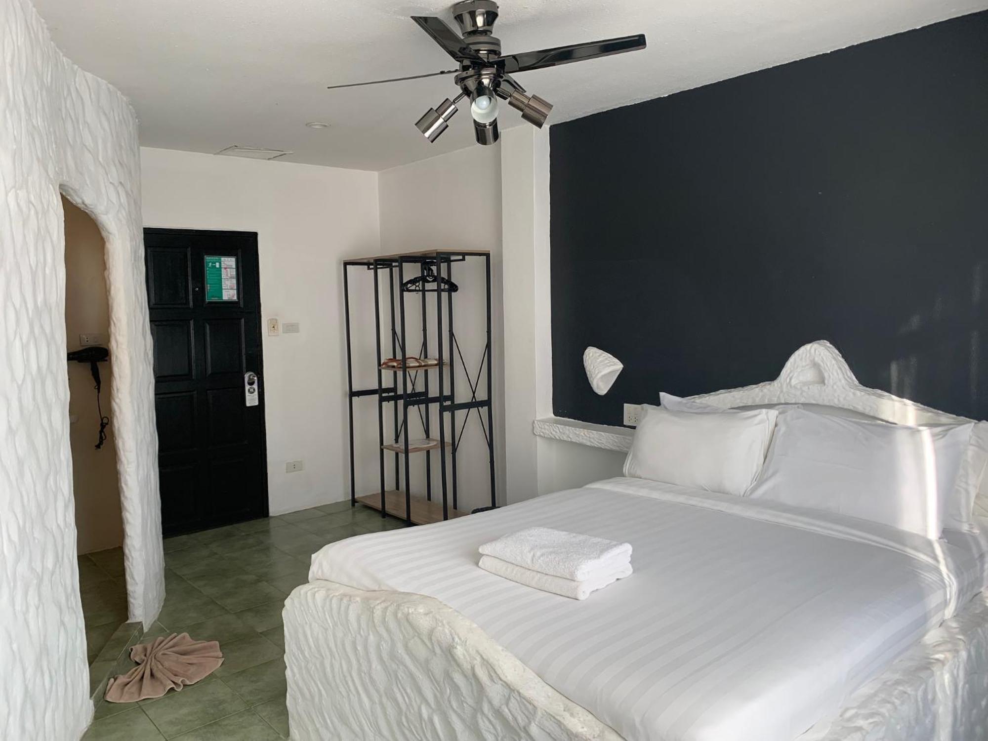 Hotel Big Boys' Bed & Burger -
