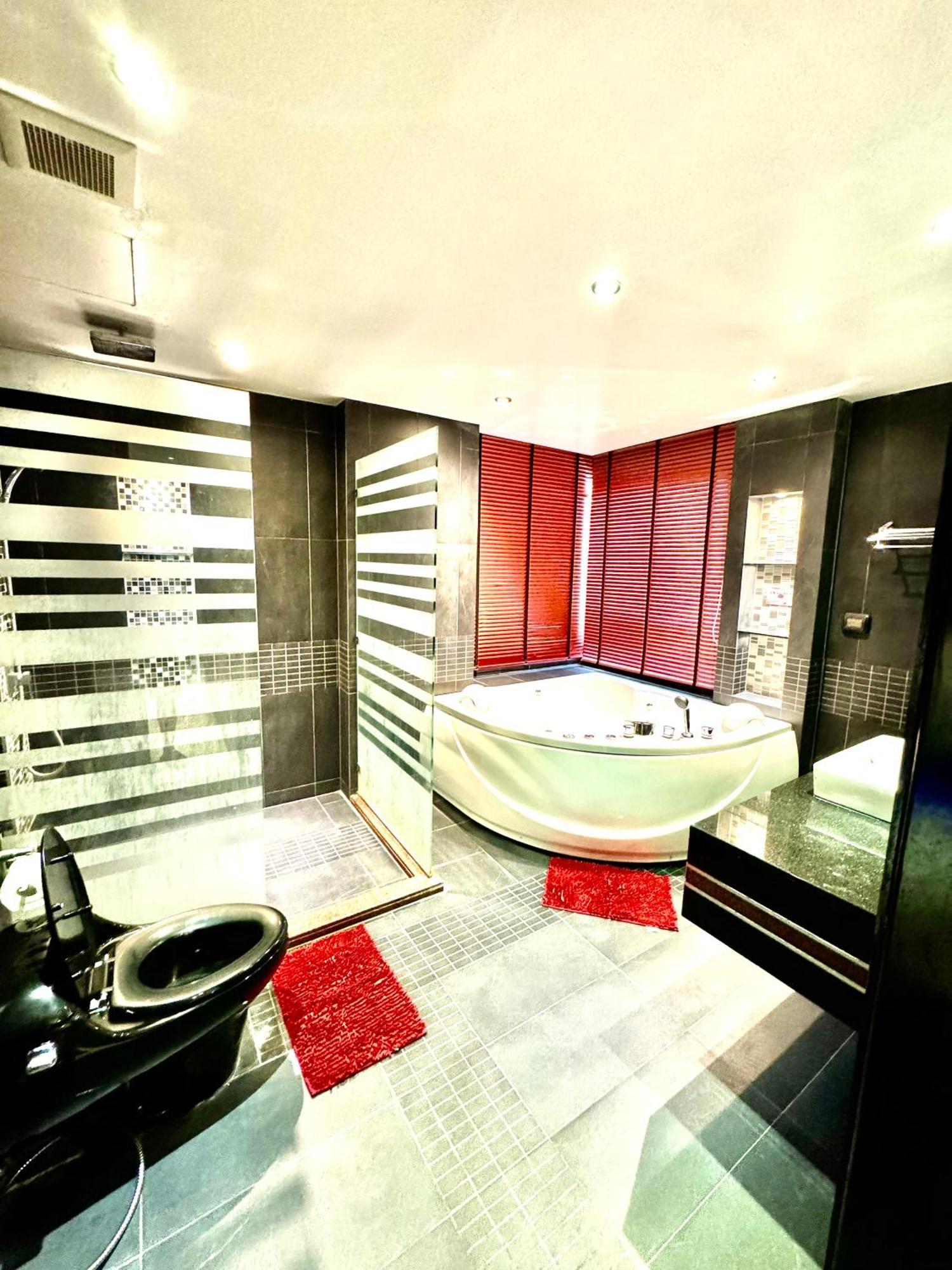 L8 Promotion 1 Bedroom In Bangla Road With Private Jacuzzi & Roof Pool Apartment Patong