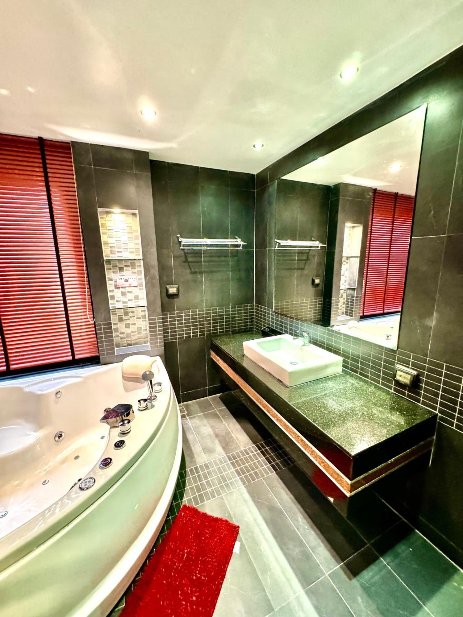 L8 Promotion 1 Bedroom In Bangla Road With Private Jacuzzi & Roof Pool Apartment
