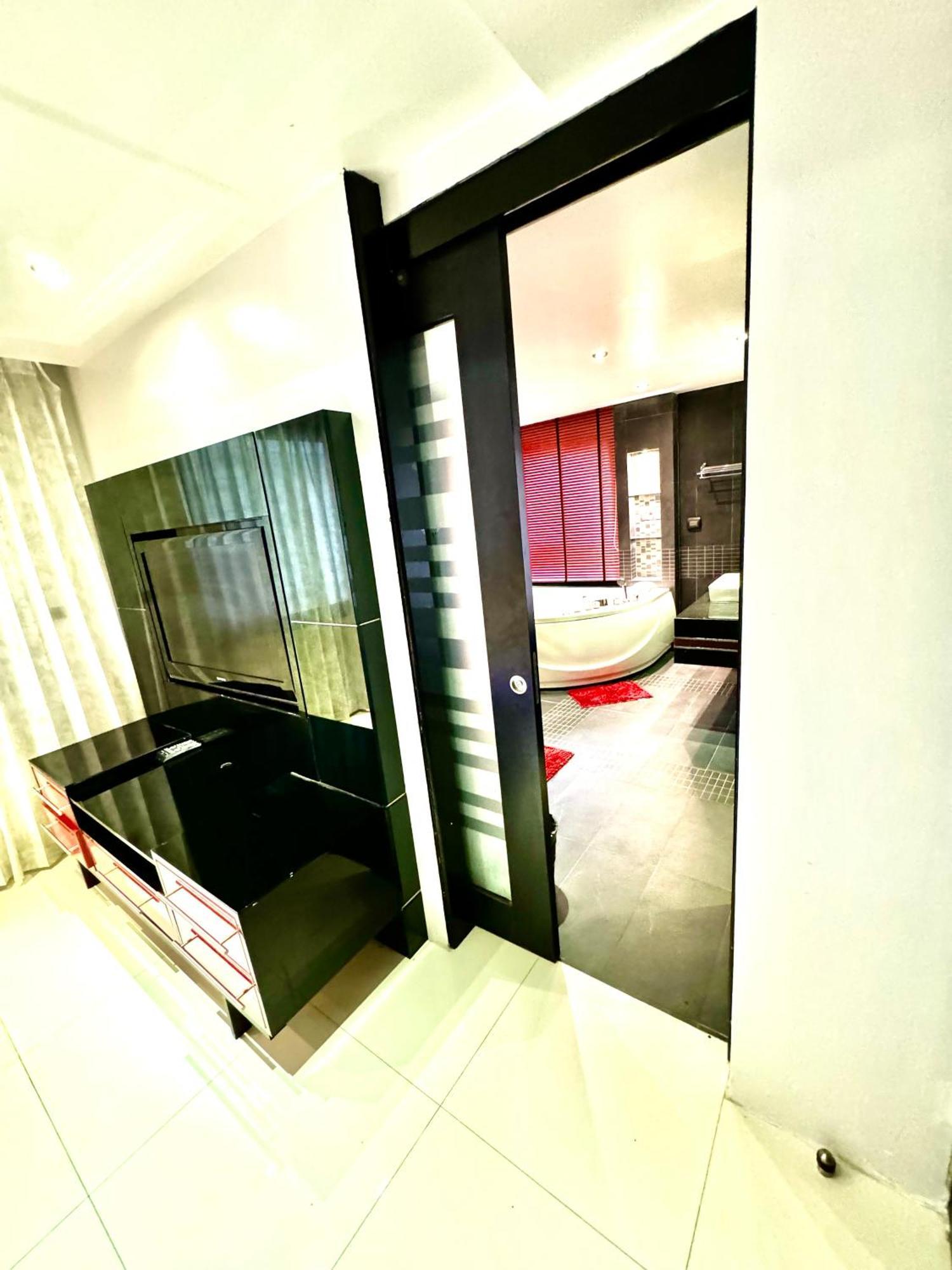 L8 Promotion 1 Bedroom In Bangla Road With Private Jacuzzi & Roof Pool Apartment Patong