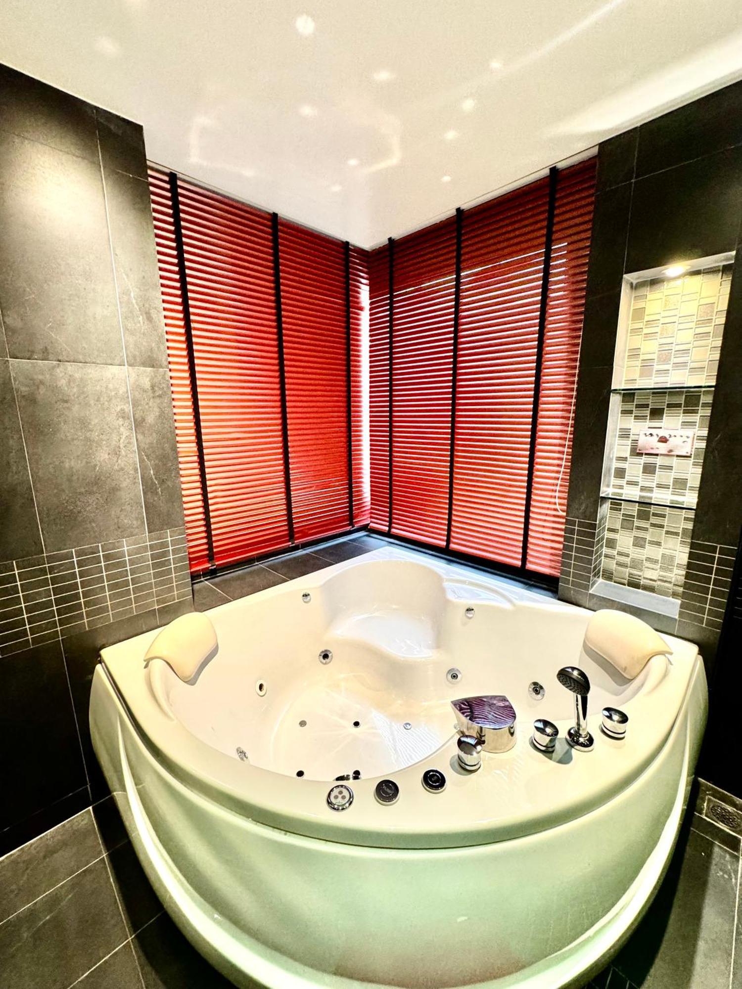 L8 Promotion 1 Bedroom In Bangla Road With Private Jacuzzi & Roof Pool * Patong