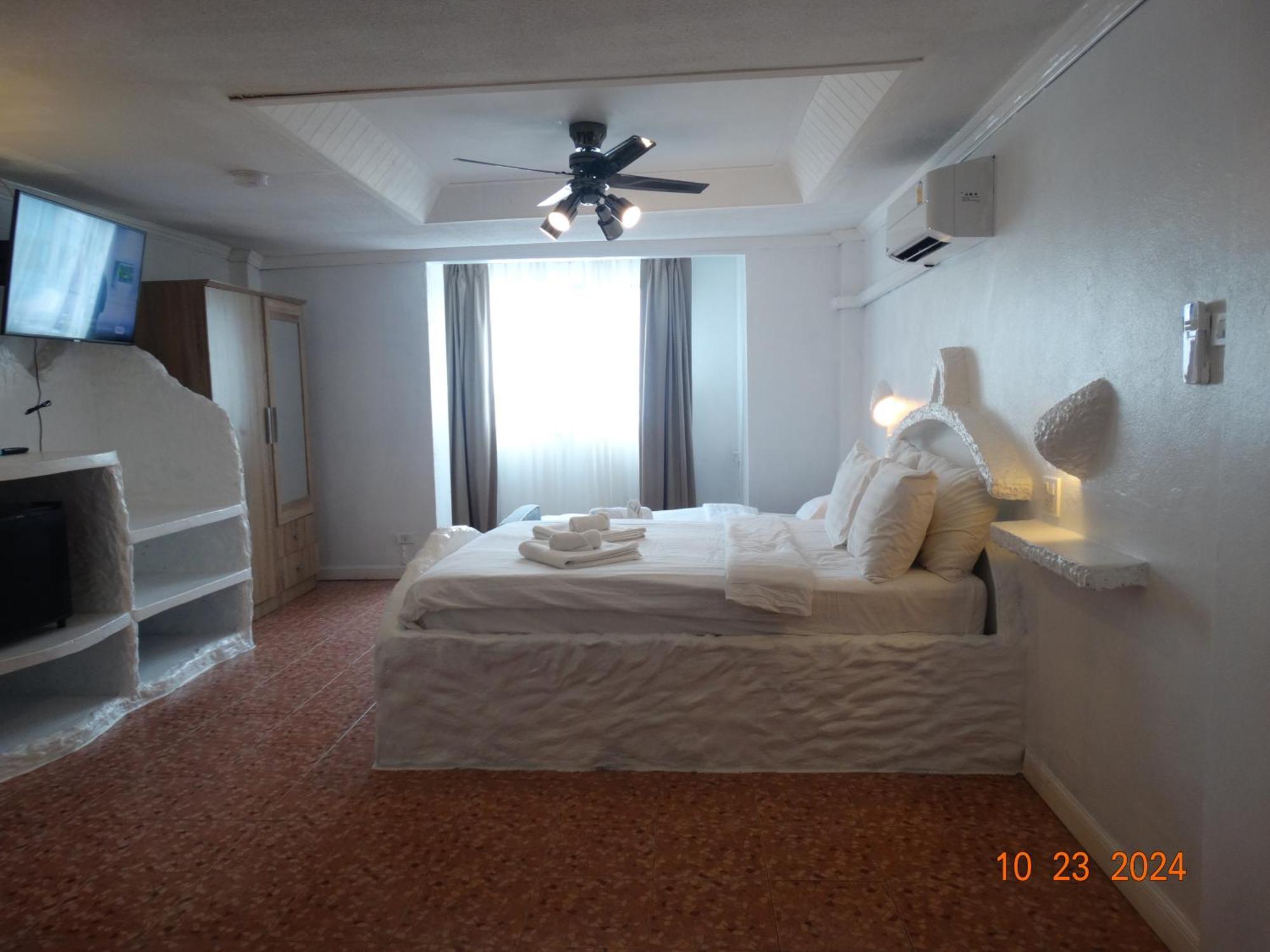Hotel Big Boys' Bed & Burger -