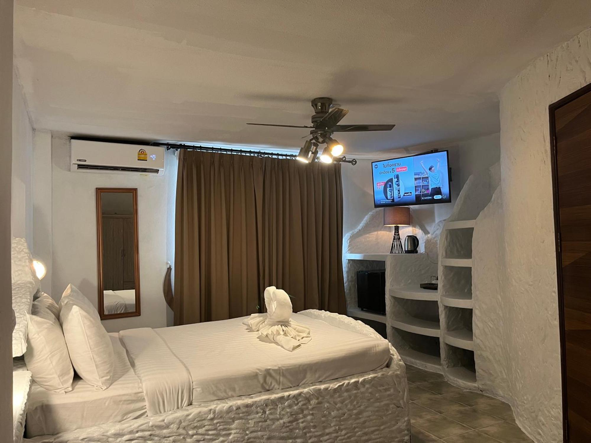 Hotel Big Boys' Bed & Burger - Patong