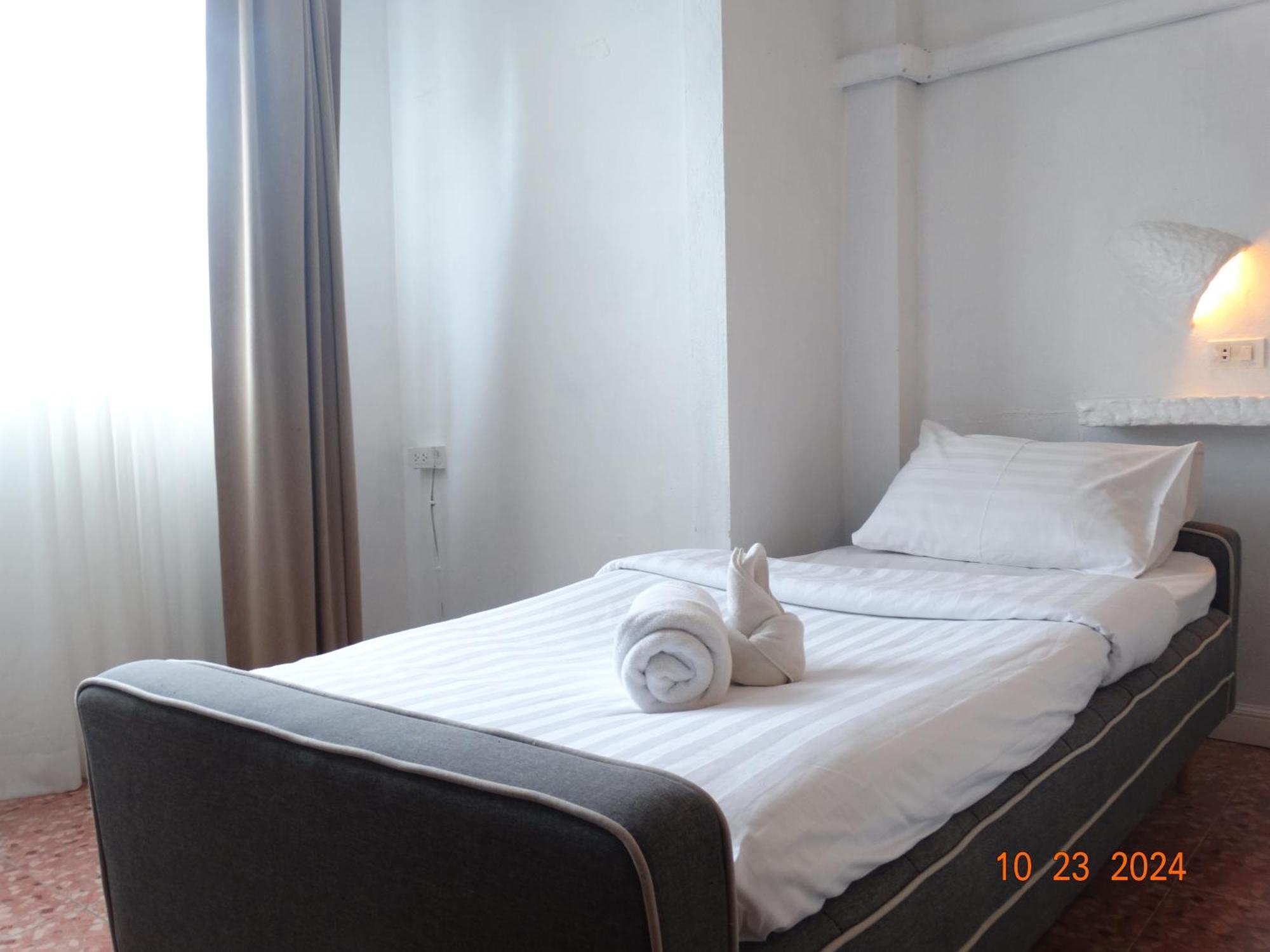 Big Boys' Bed & Burger -