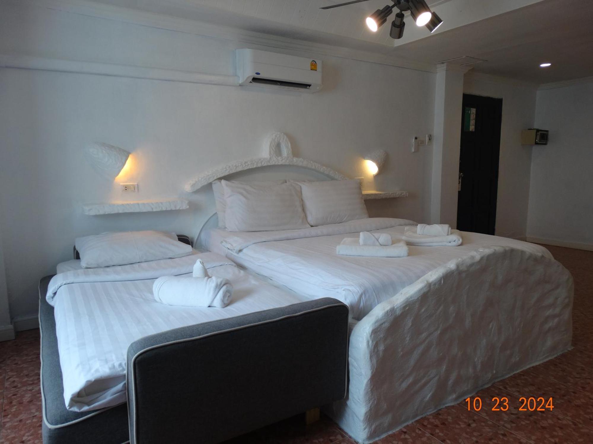 Hotel Big Boys' Bed & Burger -