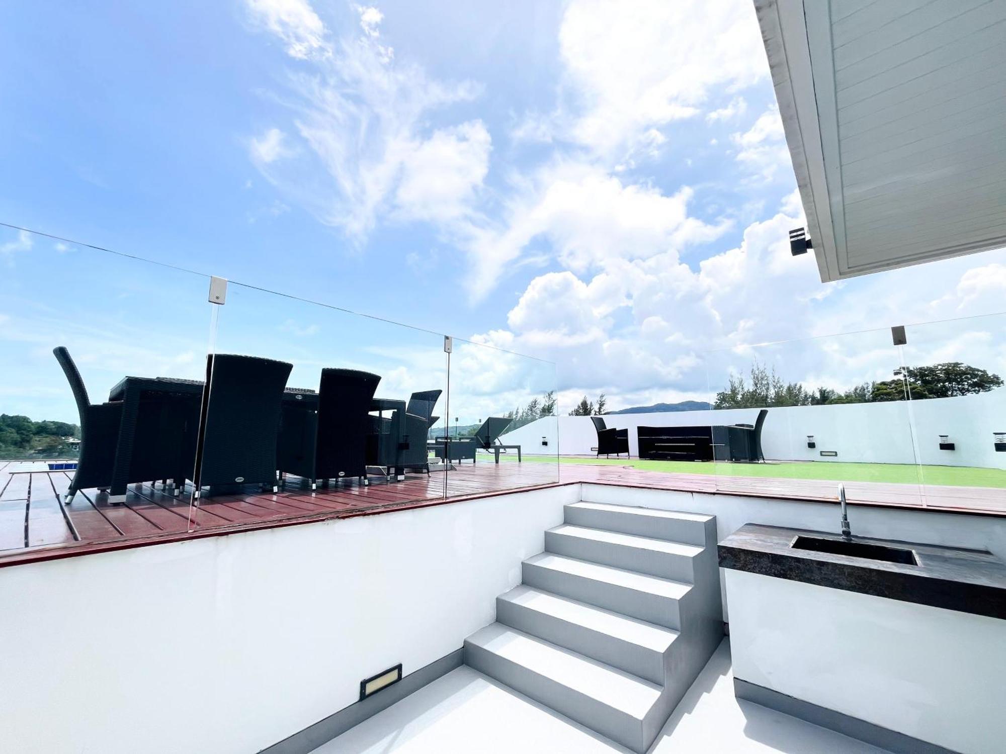 Twin Sands Penthouse Resort *