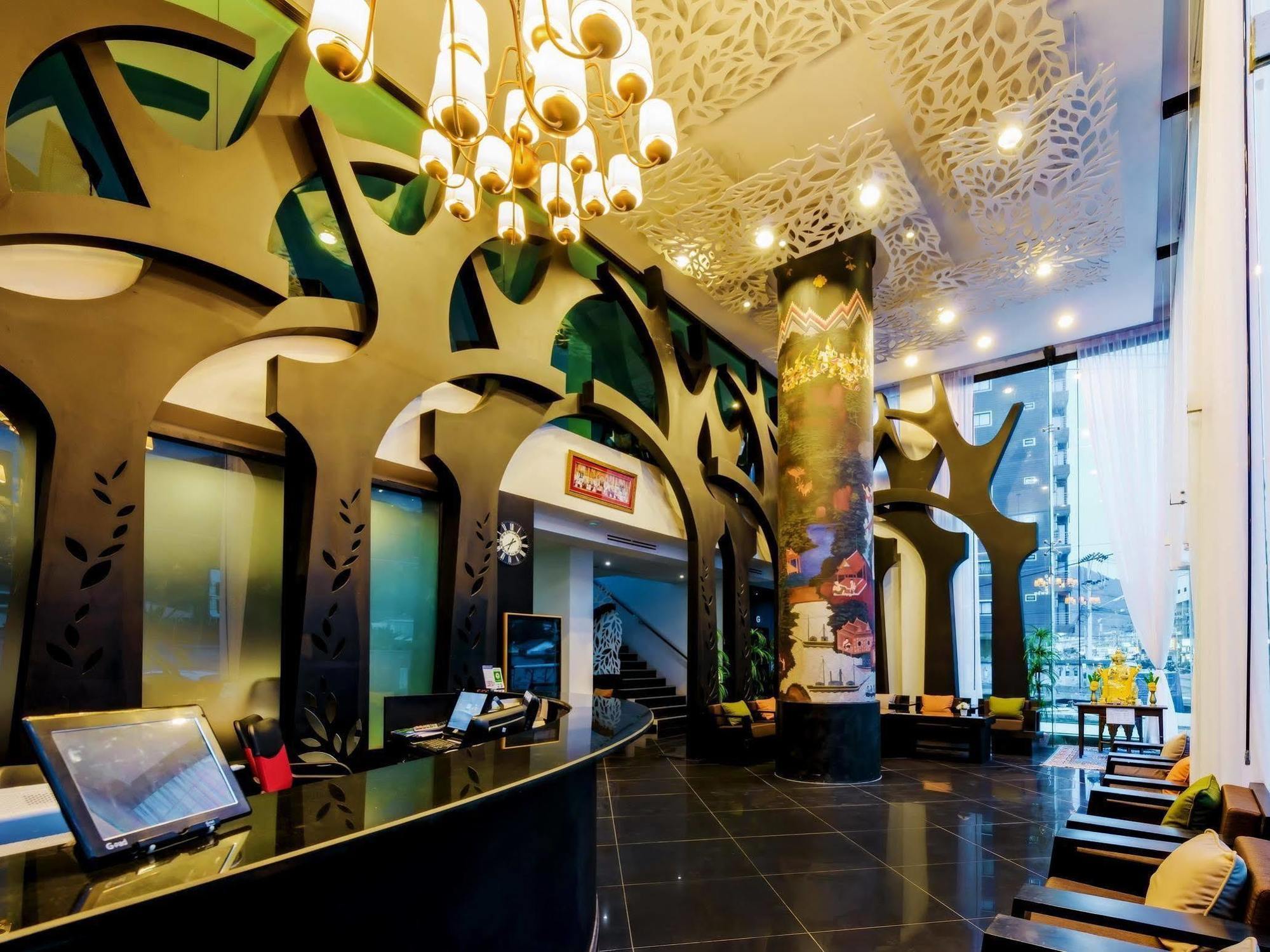 Raha Grand Hotel 3*
