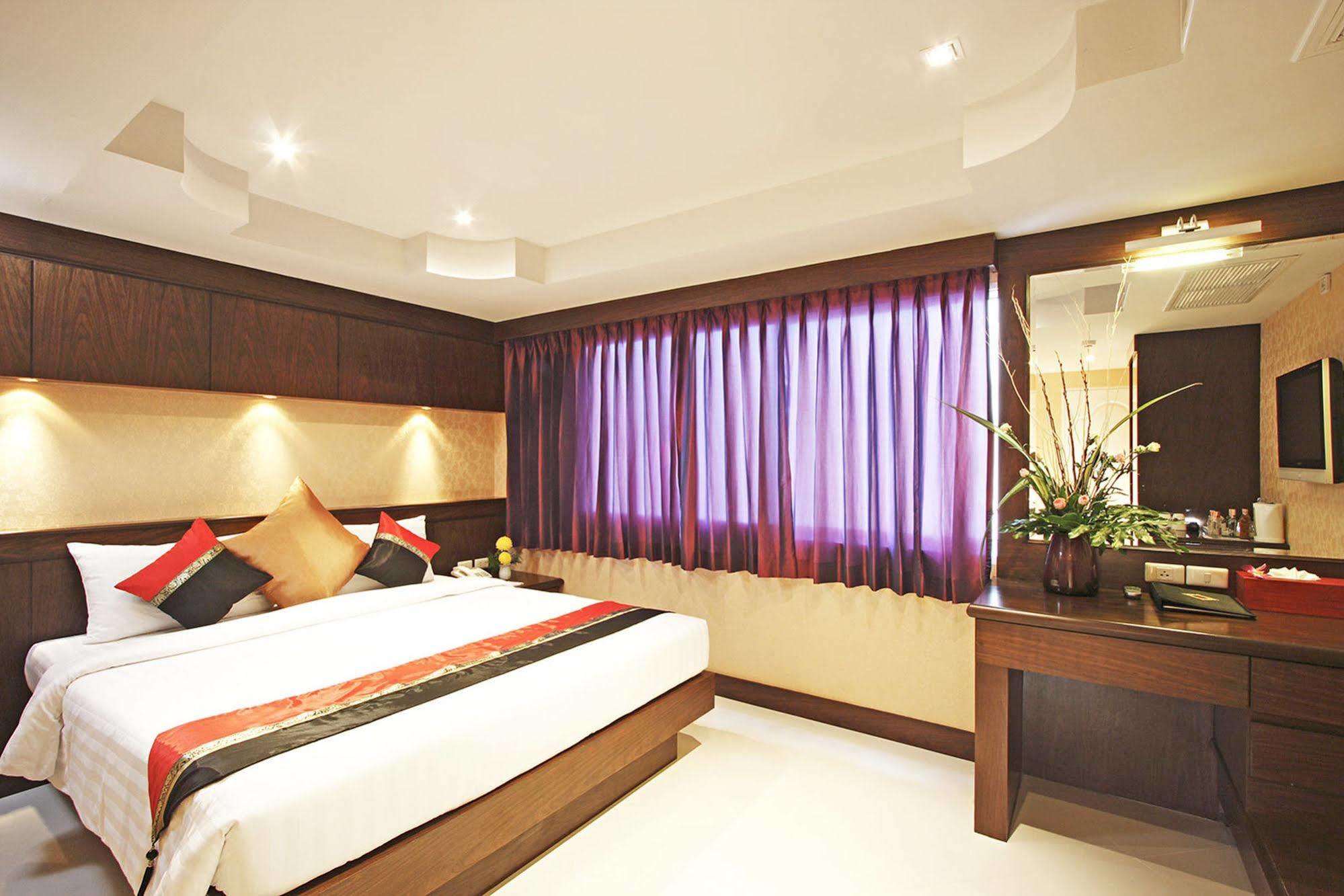 Rayaburi Hotel, Hotel