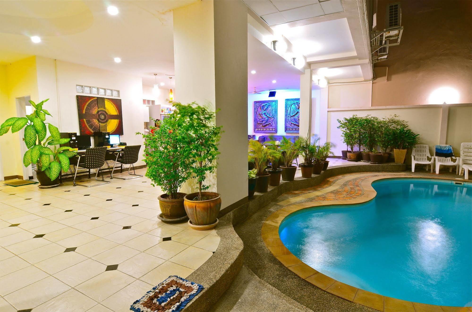 Square One Hotel